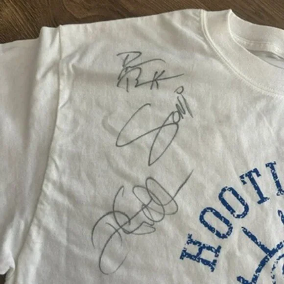 autographed hootie in the blowfish teeshirt - Picture 2 of 5